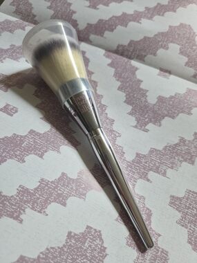 it cosmetics For ULTA Silver Metallic Kabuki Foundation Brush
